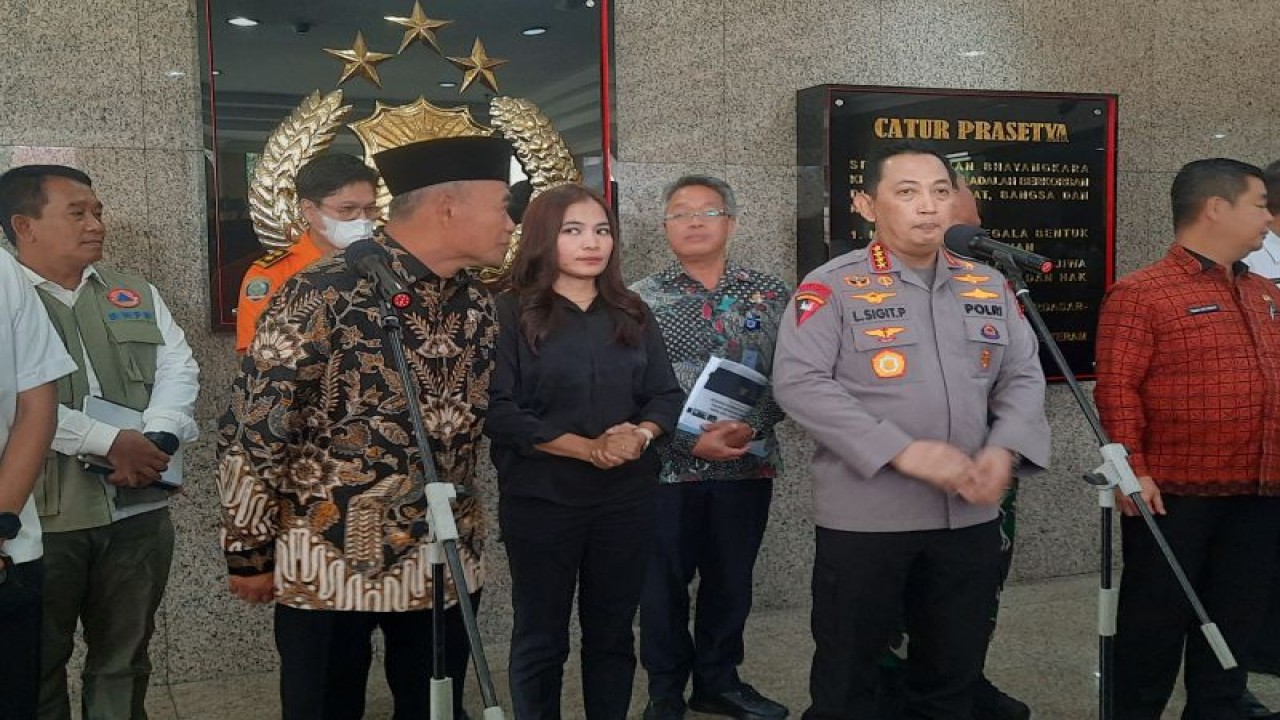 Kepala Kepolisian Indonesia, Jenderal Polisi Listyo S Prabowo (tengah), memberikan keterangan pers kesiapan pengamanan Natal 2022 dan Tahun Baru 2023 di Mabes Polri, Jakarta, Jumat (16/12/2022). ANTARA/Laily Rahmawaty