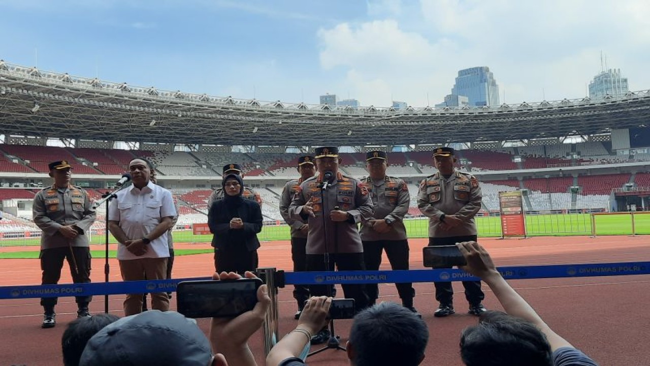Kapolri Jenderal Pol. Listyo Sigit Prabowo bersama Menteri Pemuda dan Olahraga Zainudin Amali memberikan keterangan pers persiapan penyelenggaraan pertandingan Piala AFF 2022 di GBK, Jakarta, Selasa (20-12-2022). ANTARA/Laily Rahmawaty