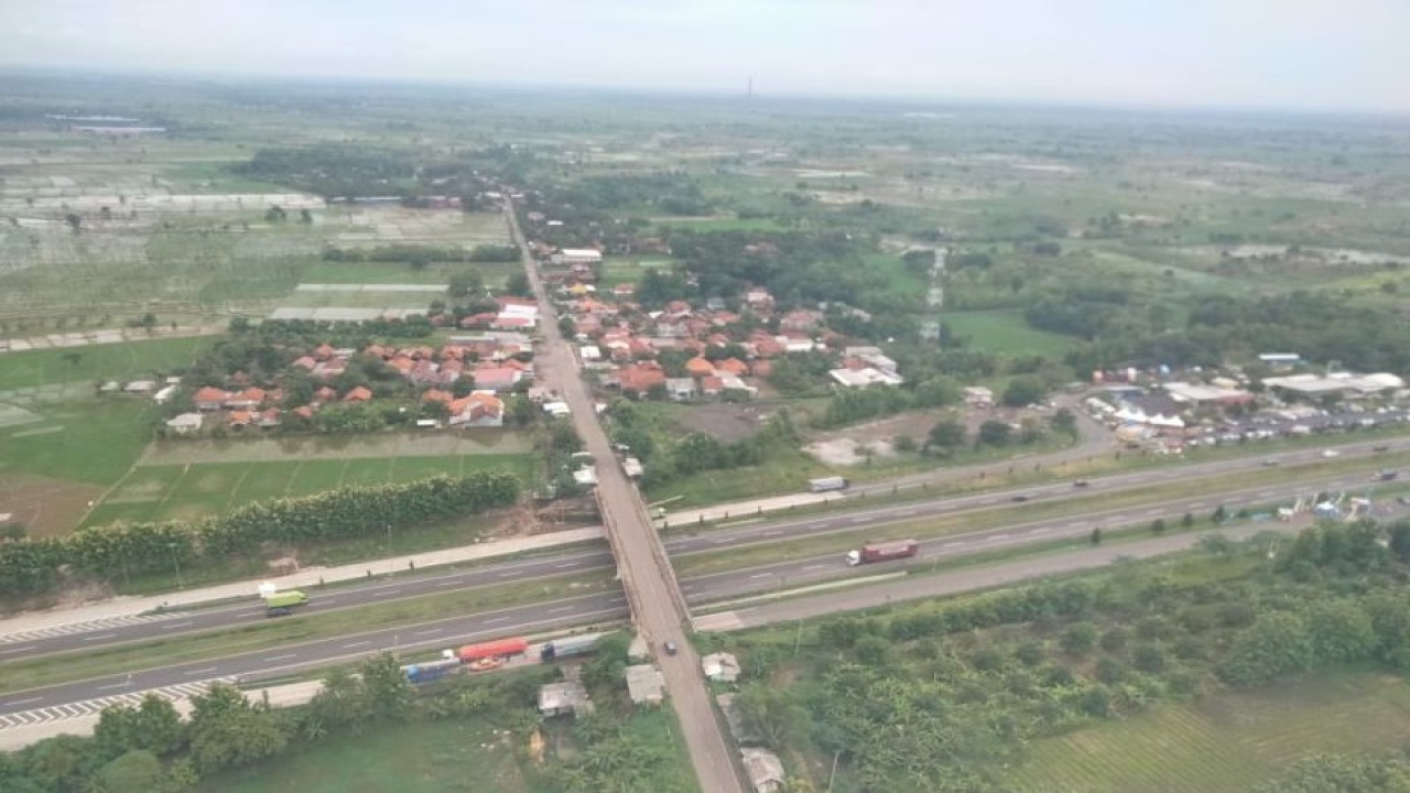 Pantauan udara kondisi arus lalu lintas di sepanjang Tol Cipali Kabupaten Purwakarta, Jawa Barat, pada H-2 Natal terpantau ramai lancar, Jumat (23-12-2022). ANTARA/HO-Divisi Humas Polri
