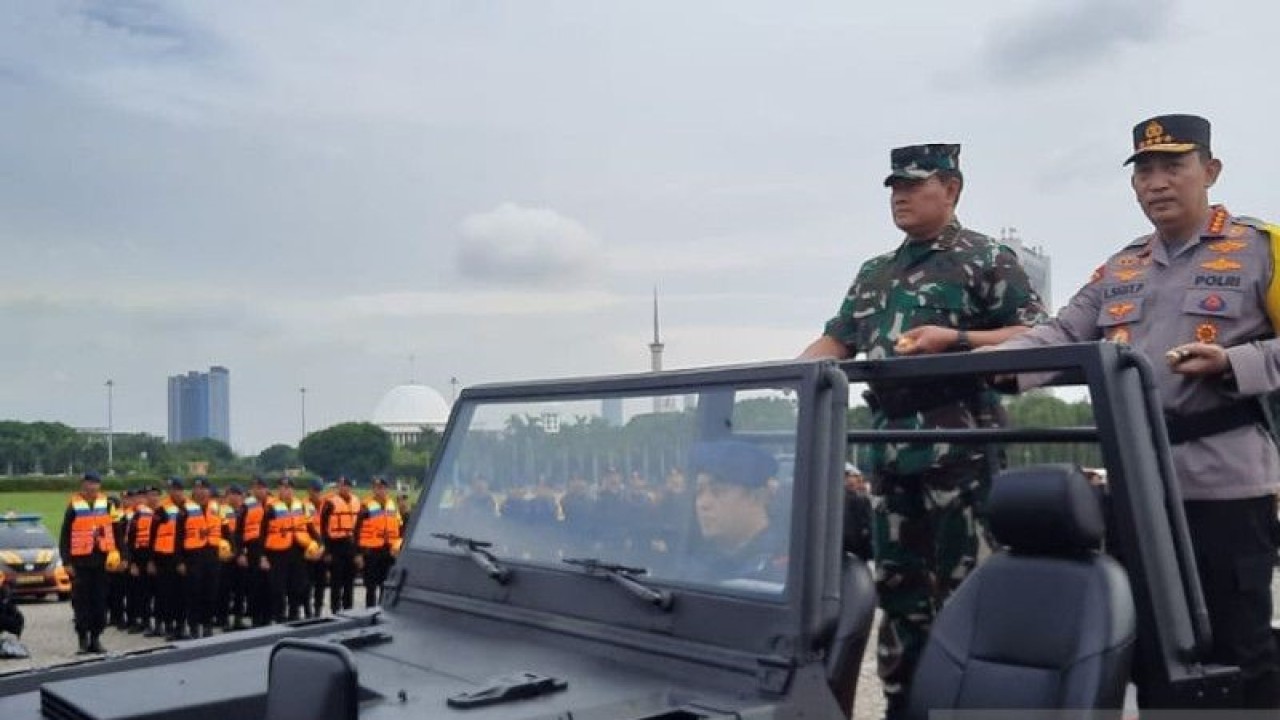 Kapolri Jenderal Pol Listyo Sigit Prabowo bersama Panglima TNI Laksamana Yudo Margono melakukan pengecekan kesiapan pasukan dalam Apel Gelar Pasukan Operasi Lilin 2022, di Lapangan Monas, Jakarta, Kamis (22/12/2022). ANTARA/Laily Rahmawaty