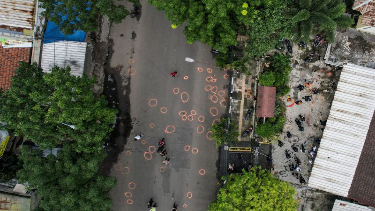 Foto udara petugas kepolisian dari Polda Jabar melakukan proses sterilisasi tempat kejadian perkara dugaan bom bunuh diri di Polsek Astanaanyar, Bandung, Jawa Barat, Rabu (7/12/2022). Kapolda Jawa Barat Irjen Pol. Suntana menyatakan terdapat dua orang meninggal, satu orang anggota polisi dan satu orang pelaku serta 10 orang luka-luka akibat dugaan bom bunuh diri di Mapolsek Astanaanyar. ANTARA FOTO/Raisan Al Farisi/aww.