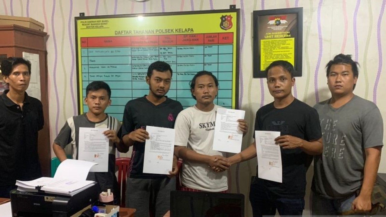 Polsek Kelapa, Kabupaten Bangka Barat fasilitasi penerapan keadilan restoratif pada kasus penggelapan BBM jenis solar milik perusahaan kelapa sawit. (ANTARA/HO-Humas Polres Bangka Barat)