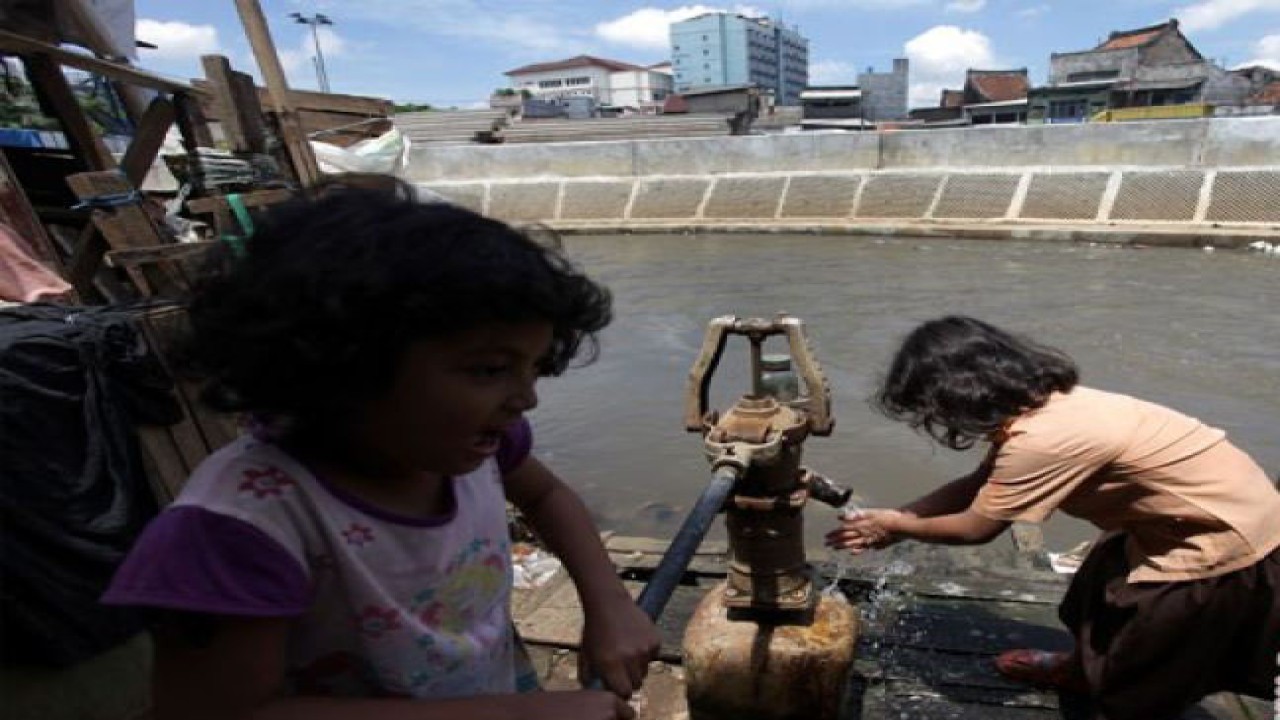 Dua bocah memanfaatkan air tanah dari pompa di Kawasan Bukit Duri, Jakarta Selatan, Kamis (15/1). Sebanyak 13 aliran sungai Jakarta tidak dapat dijadikan bahan baku air minum sehingga, DKI memasok air dari Waduk Jatiluhur sebanyak 60 persen dan sisanya 30 persen dibeli dari Tangerang berupa air curah. ANTARA FOTO/Muhammad Adimaja
