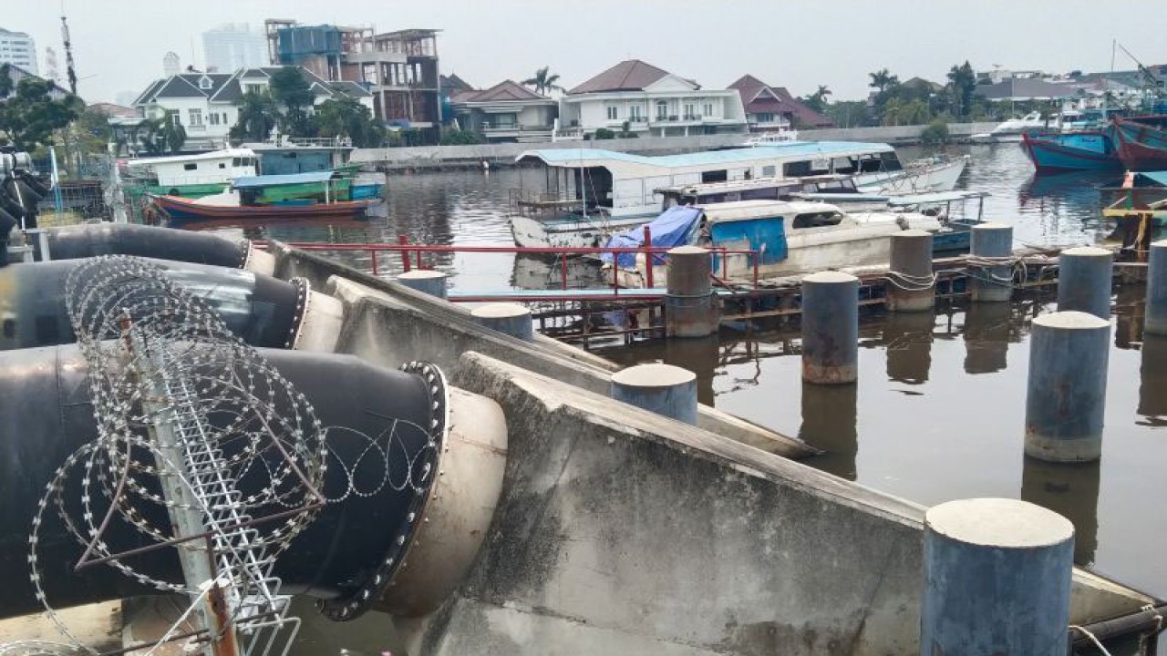 Arsip tiga pompa waduk Pluit di Jakarta Utara, Rabu (19/10/2022). ANTARA/Dewa Ketut Sudiarta Wiguna