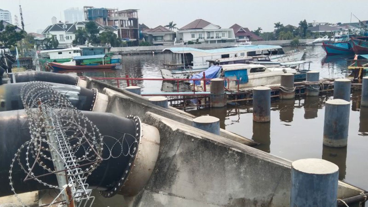 Arsip tiga pompa waduk Pluit di Jakarta Utara, Rabu (19/10/2022). ANTARA/Dewa Ketut Sudiarta Wiguna