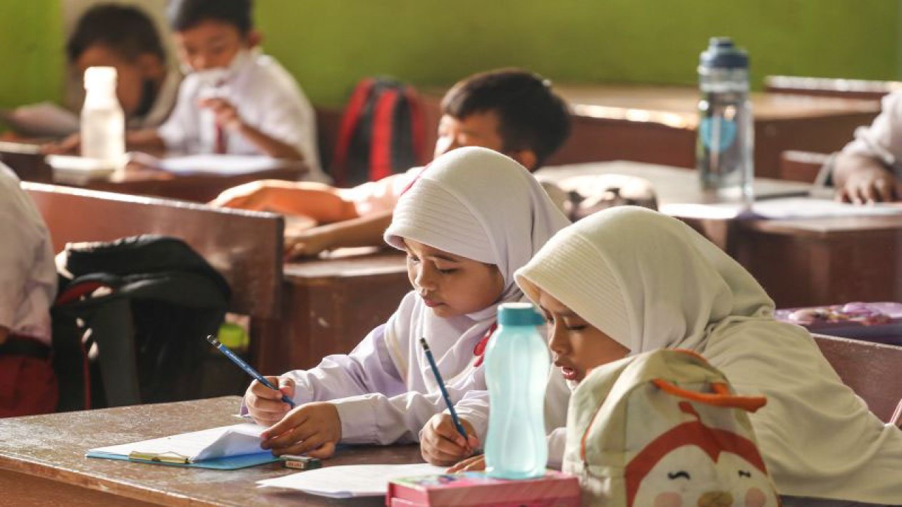 Arsip Foto. Suasana kegiatan siswa di ruang kelas SDN Pondok Cina 1, Kota Depok, Provinsi Jawa Barat, Selasa (6/12/2022). (ANTARA FOTO/ASPRILLA DWI ADHA)