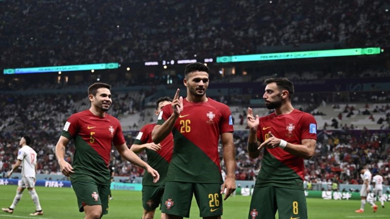 Penyerang Portugal Goncalo Ramos (tengah) melakukan selebtasi dengan rekan setimnya setelah mencetak gol dalam pertandingan babak 16 besar Piala Dunia 2022 melawan Swiss di Lusail Stadium, Lusail, Doha pada 7 Desember 2022. ANTARA/AFP/FABRICE COFFRINI