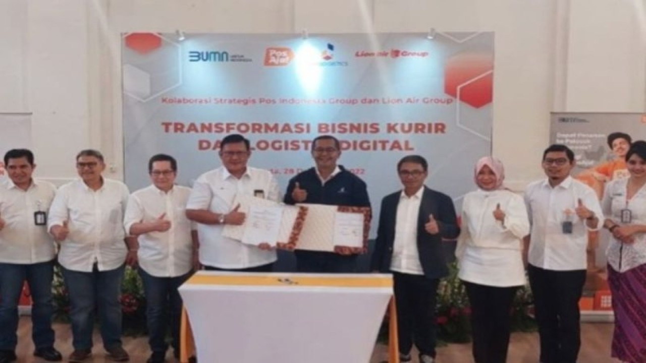 Pos Indonesia melalui anak perusahaannya Pos Logistik Indonesia bekerja sama dengan Lion Air Group meluncurkan Ekosistem Direct Trading, program ini akan berfokus pada pengiriman serta pendistribusian produk dari petani, peternak, nelayan, serta para pelaku usaha mikro, kecil, dan menengah (UMKM) kepada konsumen secara langsung.  (ANTARA/HO-Humas Pos Indonesia)