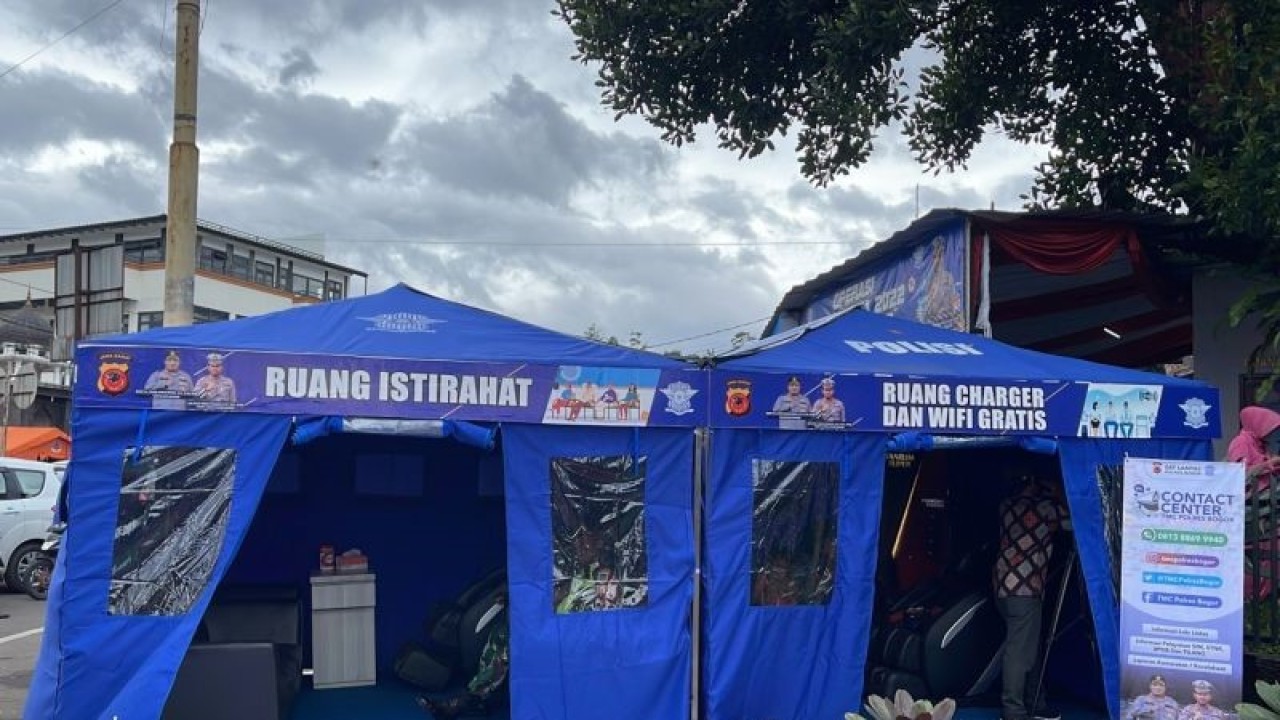 Pos pelayanan terpadu di pos lantas 2B simpang Gadog, Kabupaten Bogor, Jawa Barat, selama Operasi Lilin Lodaya 2022. ANTARA/HO-Polres Bogor