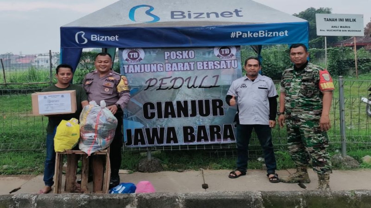 Polsek Jagakarsa beserta jajarannya buka posko peduli bencana gempa Cianjur, Jakarta, Kamis (1/12/2022). ANTARA/HO-Polsek Jagakarsa Jakarta Selatan