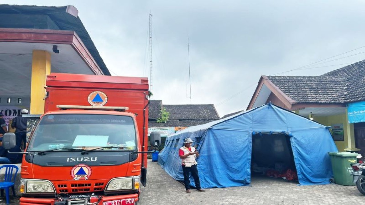 Posko darurat penanganan bencana erupsi Semeru di Balai Desa Penanggal, Kecamatan Candipuro, Kabupaten Lumajang, Senin (5/12/2022). (ANTARA/HO-Diskominfo Lumajang)