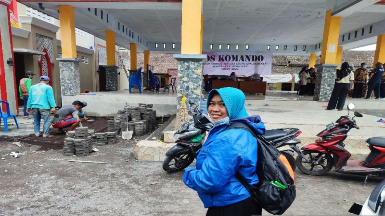 Salah satu pengungsi di posko pengungsian di Desa Penanggal, Kecamatan Candipuro, Lumajang, Jawa Timur, Selasa (6/12/2022). (ANTARA/Willi Irawan)