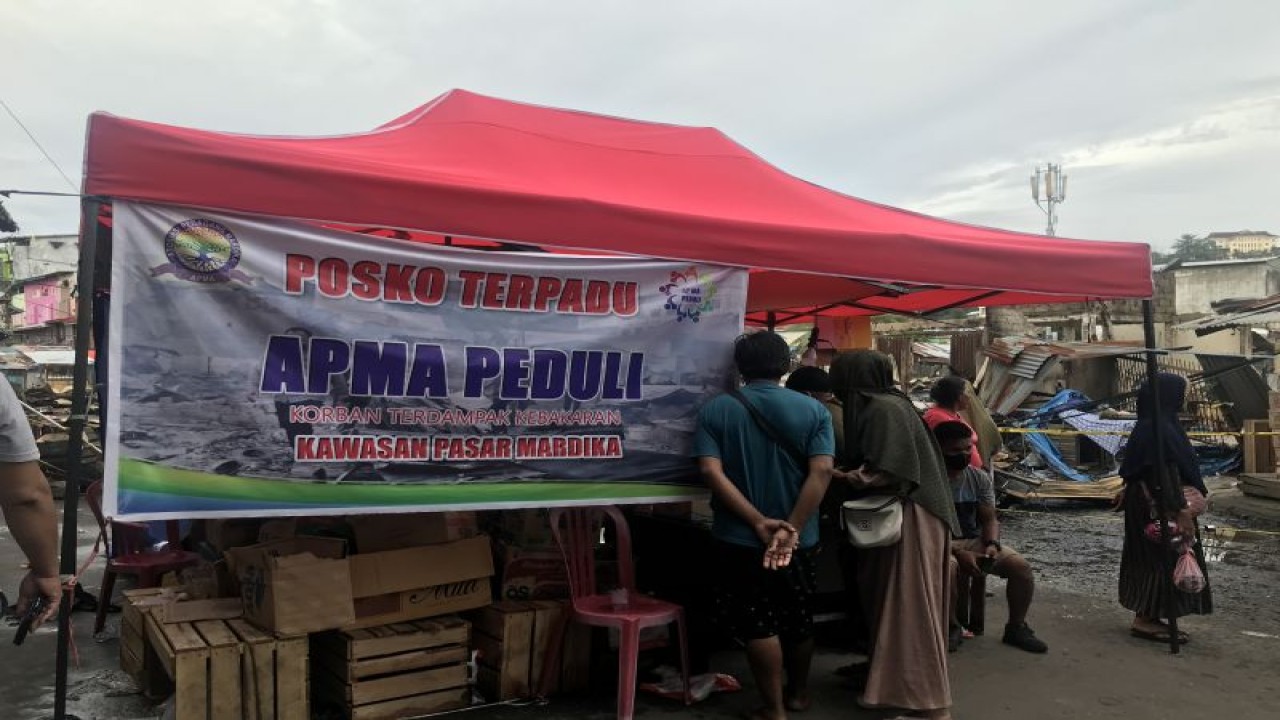 Posko terpadu APMA peduli korban dampak kebakaran di Lorong Tahu, Kelurahan Rijali, Sirimau, Ambon, Selasa. (ANTARA/Winda Herman)