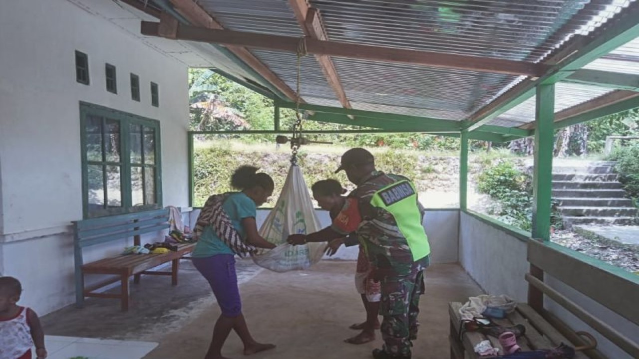 Babinsa Posramil 1708-01/Biak Timur Serda Nahor Awete melaksanakan pendampingan kegiatan posyandu balita di Kampung Soryar, Selasa (27/12) (ANTARA/HO- Penerangan Kodim Biak Numfor)