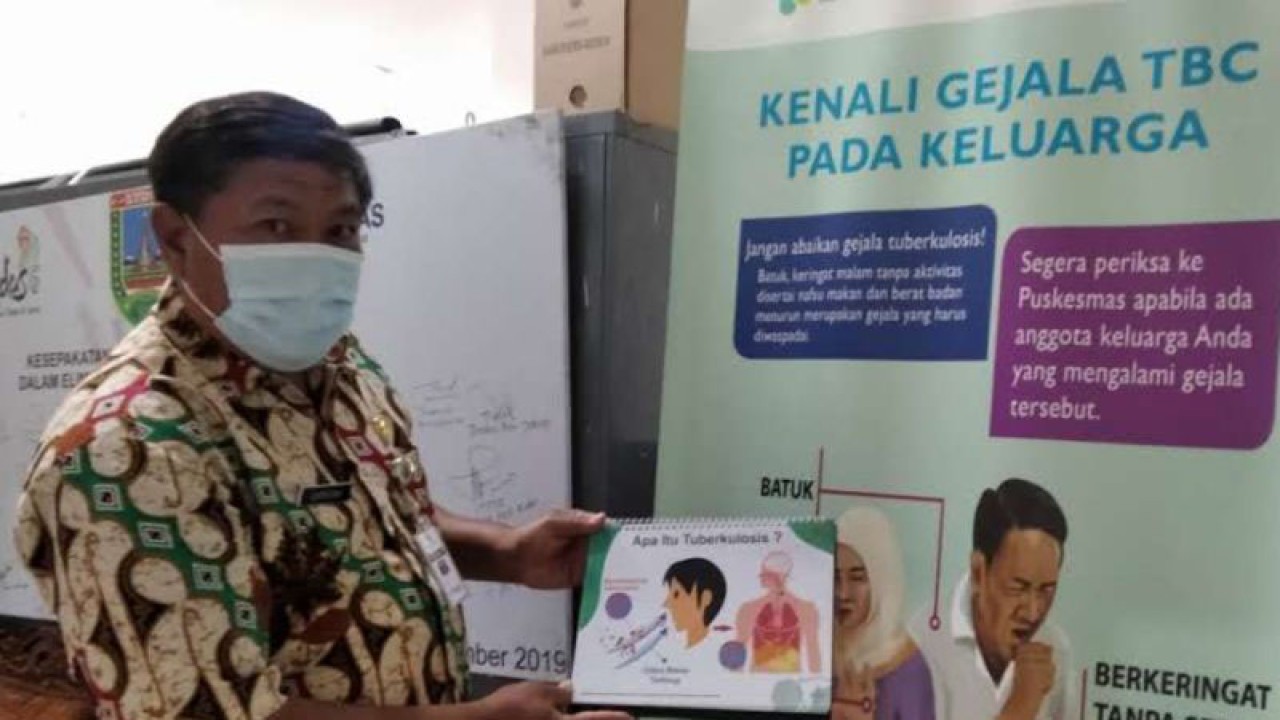 Kepala Bidang Pencegahan dan Pengendalian Penyakit Dinas Kesehatan Kudus Darsono menunjukkan poster pencegahan penularan TBC. (ANTARA/Akhmad Nazaruddin Lathif)