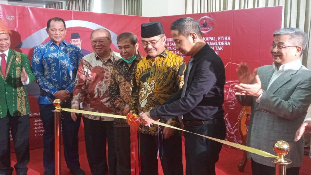 Suasana pemotongan pita oleh Ketua Komisi Yudisial Mukti Fajar Nur Dewata sebagai simbol peresmian itu Jimly Books Corner di 10 universitas, di Kantor Komisi Yudisial RI, Jakarta, Senin (5/12/2022). ANTARA/Tri Meilani Ameliya.