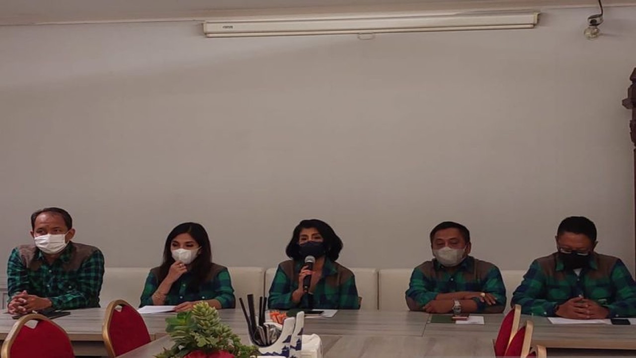 Ketua Umum PP Pordasi Triwatty Marciano (tengah) bersama jajarannya dalam konferensi pers terkait kalender kejuaraan pacuan sepanjang tahun 2022 di Cali Deli & Madame Ching, Menteng, Jakarta, Selasa (15/3/2022). (ANTARA/Muhammad Ramdan)