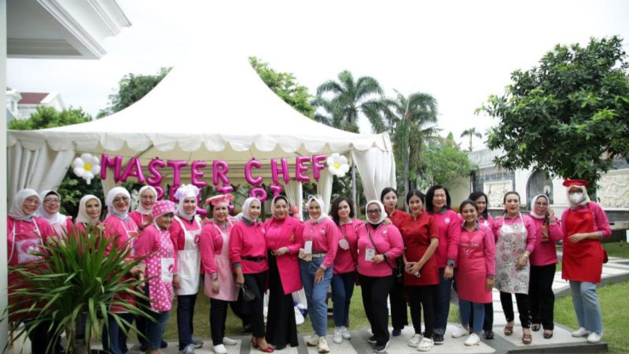 Jajaran pengurus Perhimpunan Perempuan Lintas Profesi Indonesia (PPLIPI) berfoto bersama di ajang lomba masak dalam rangka menyambut Hari Ibu 22 Desember 2022 di Jakarta, Senin (12/12/2022). ANTARA/HO-PPLIPI