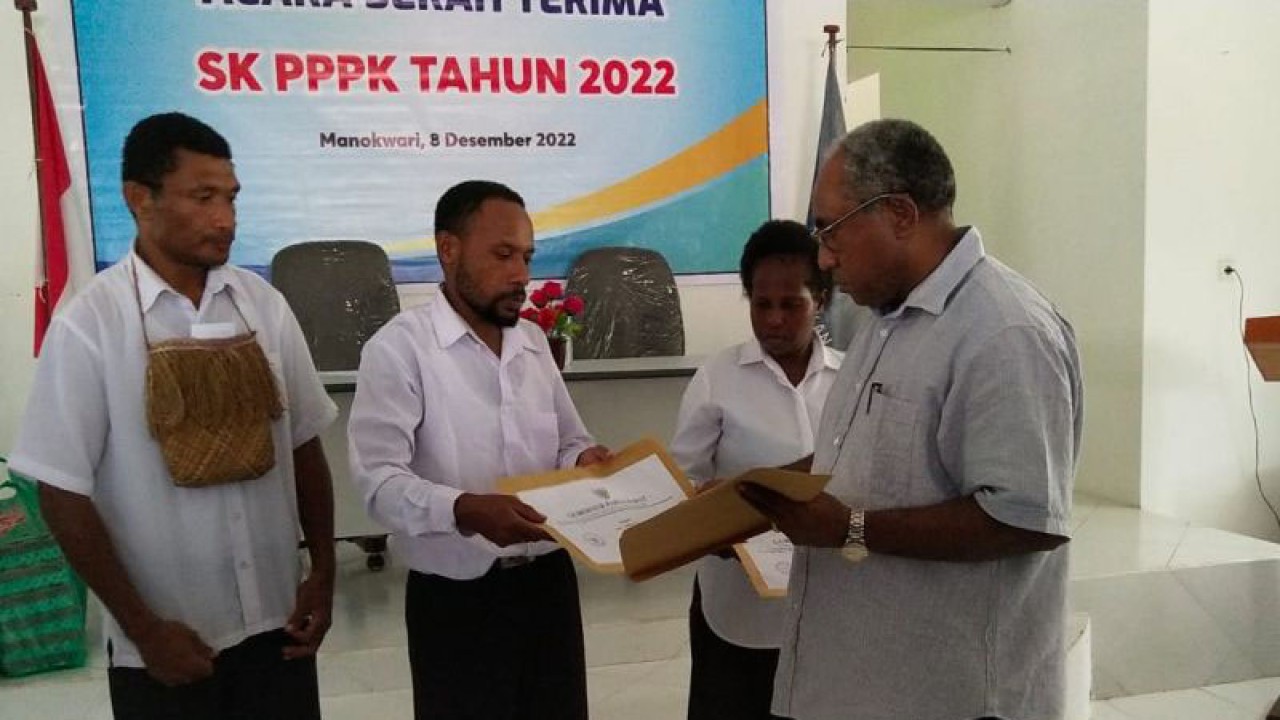 Acara penyerahan surat keputusan pengangkatan guru pegawai pemerintah dengan perjanjian kerja atau PPPK di Provinsi Papua Barat. (ANTARA/Tri Adi Santoso)