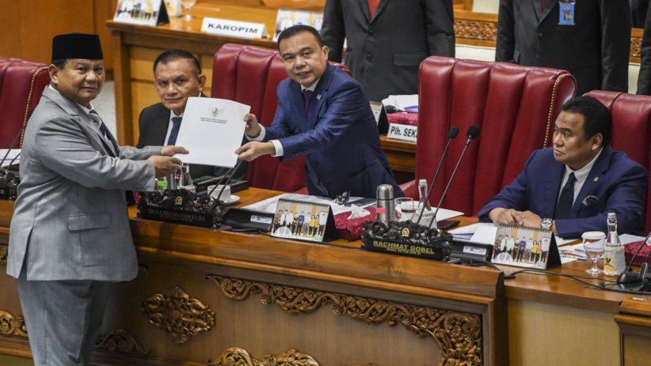 Menteri Pertahanan Prabowo memberikan dokumen laporan pemerintah terkait RUU pengesahan perjanjian pertahanan kepada Wakil Ketua DPR Sufmi Dasco Ahmad (kedua kanan) disaksikan Lodewijk Freidrich Paulus (kedua kiri) dan Rachmat Gobel (kanan) saat Rapat Paripurna DPR ke-11 masa persidangan II tahun 2022-2023 di Kompleks Parlemen, Senayan, Jakarta, Selasa (6/12/2022). . ANTARA FOTO/Galih Pradipta/rwa. (ANTARA FOTO/GALIH PRADIPTA)
