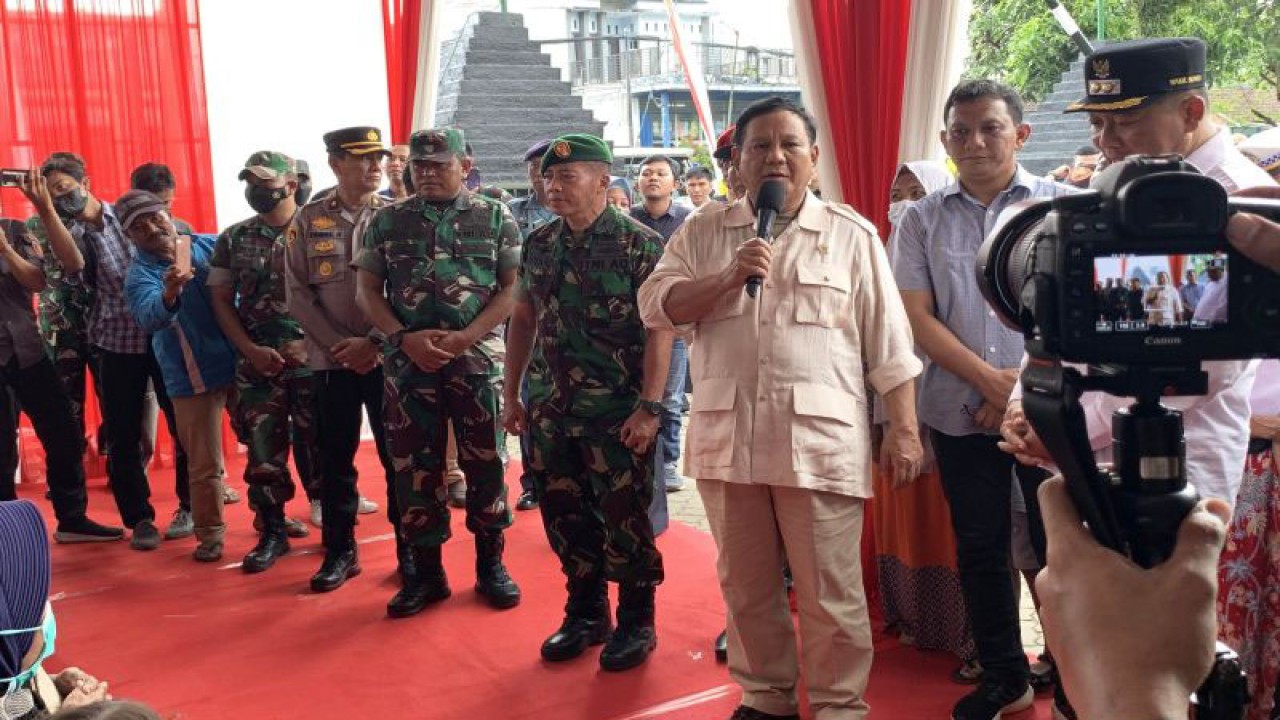 Menteri Pertahanan Prabowo Subianto pada saat berada di kantor Komando Rayon Militer (Koramil) Turen 0818/14 di wilayah Kecamatan Turen, Kabupaten Malang, Jawa Timur, Kamis (8/12/2022). ANTARA/Vicki Febrianto