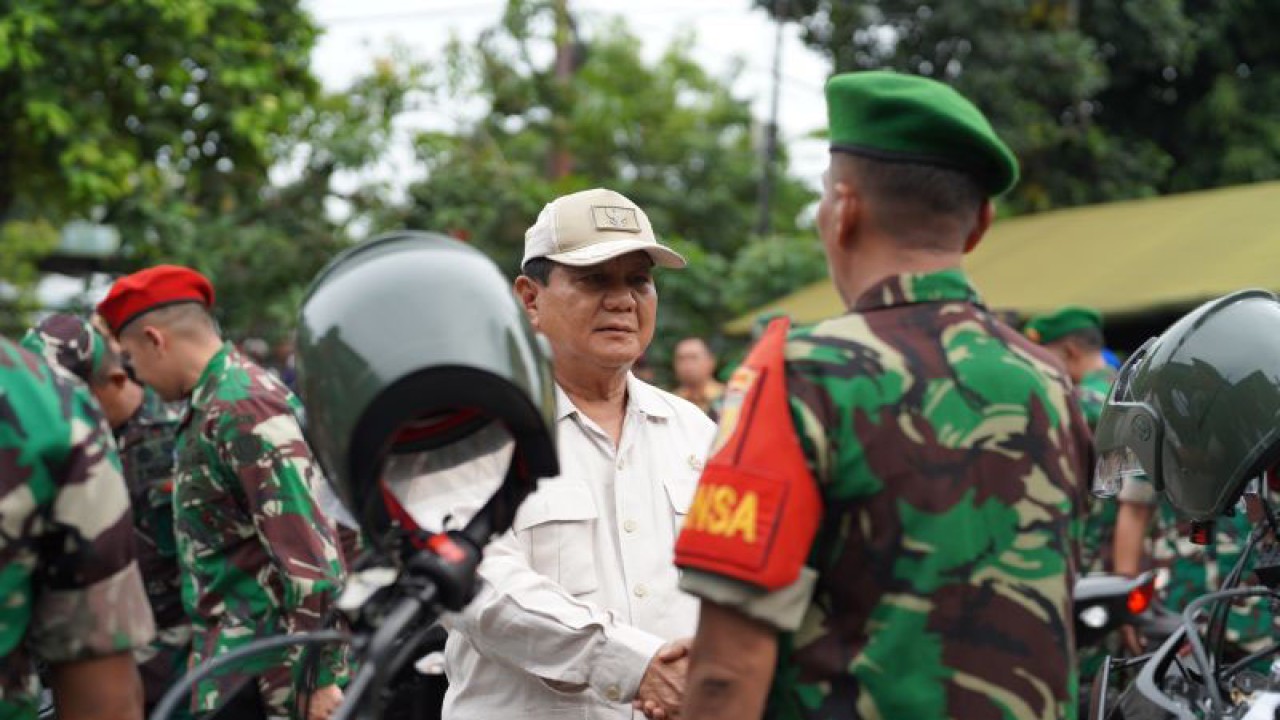 Menteri Pertahanan, Prabowo Subianto, saat menyerahkan 20 unit motor di Komando Rayon Militer 0830/05 Tandes, Komando Distrik Militer 0830/Surabaya Utara, Senin (26/12/2022). ANTARA/HO-Tim Media Prabowo Subianto