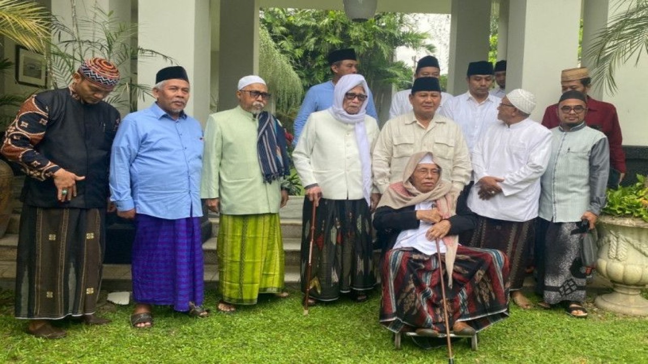Ketua Umum DPP Gerindra, Prabowo Subianto (ketiga kanan), bersama para ulama dan kiai Jawa Timur di Surabaya, Senin (26/12/2022). ANTARA/HO-Gerindra Jawa Timur