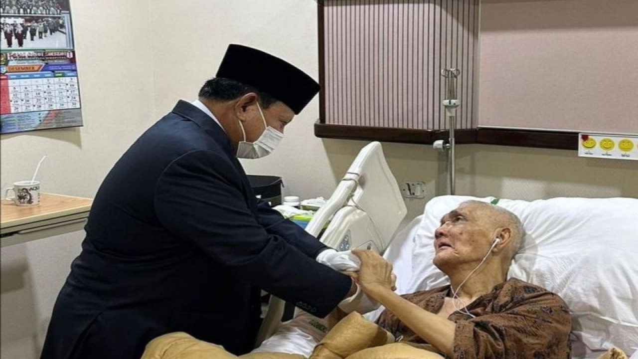 Tangkapan layar Menteri Pertahanan Prabowo Subianto saat menjenguk Wakil Presiden Keenam Try Sutrisno yang terbaring di Rumah Sakit Pusat Angkatan Darat (RSPAD) Gatot Subroto, Jakarta, karena sakit. ANTARA/HO-Instagram Prabowo Subianto