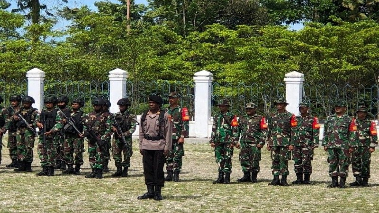 Prajurit Kodim 1715/Yahukimo turut pada apel gelar pasukan dalam rangka Operasi Lilin Cartenz 2022 yang dilaksanakan Polres Yahukimo, di Kabupaten Yahukimo, Papua, Jumat. ANTARA/HO-Penerangan Korem 172/PWY