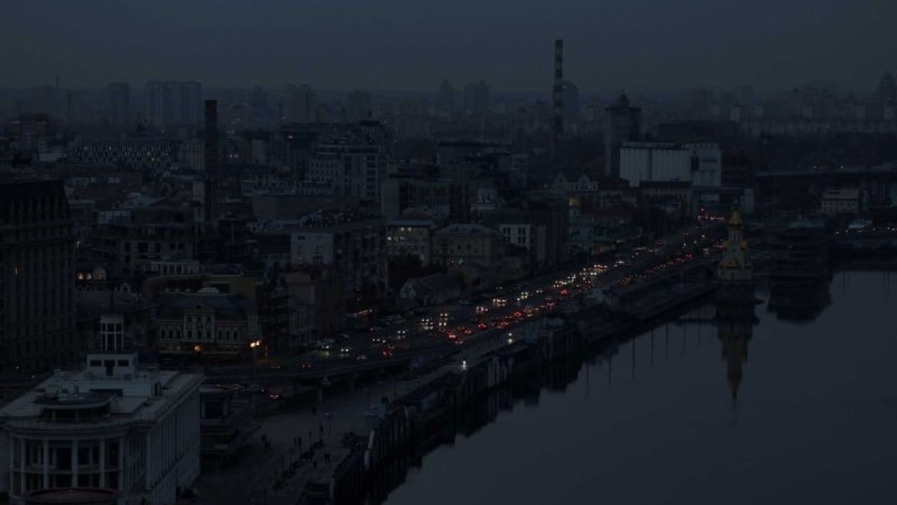 Arsip - Foto suasana pusat Kota Kyiv saat listrik padam akibat serangan rudal yang dilakukan Rusia ke lokasi pembangkit listrik di Ukraina, Senin (24/10/2022). ANTARA FOTO/REUTERS/Gleb Garanich/wsj.