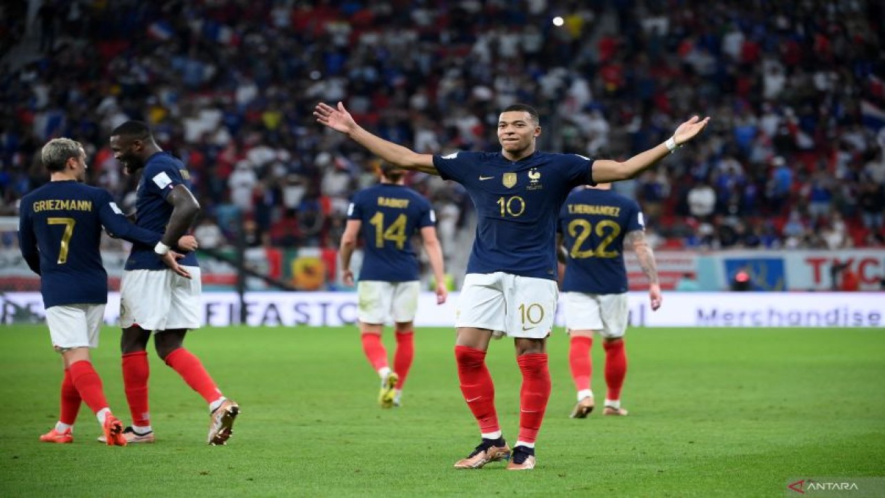 Selebrasi Kylian Mbappe (tengah) setelah mencetak gol ketiga Prancis dalam pertandingan babak 16 besar Piala Dunia 2022 lawan Polandia di Al-Thumama Stadium, Doha pada 4 Desember 2022. ANTARA/AFP/FRANCK FIFE