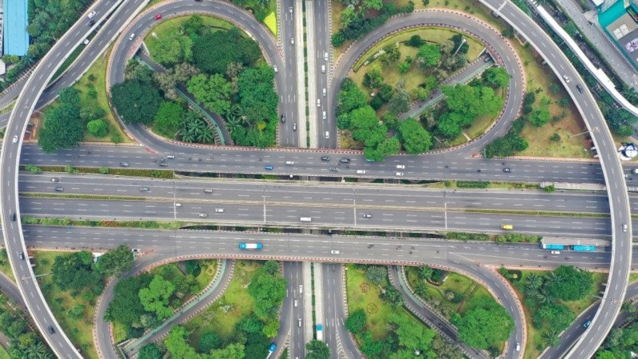 Foto aerial kendaraan melintas di kawasan Semanggi, Jakarta, Jumat (27/3/2020). Sejumlah ruas jalan utama ibu kota lebih lengang dibandingkan hari biasa karena sebagian perusahaan telah menerapkan bekerja dari rumah guna menekan penyebaran virus Corona atau COVID-19. ANTARA FOTO/Galih Pradipta/nz