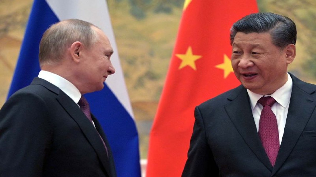 Presiden Rusia Vladimir Putin menghadiri pertemuan dengan Presiden China Xi Jinping di Beijing, China, Jumat (4/2/2022). ANTARA FOTO/Sputnik/Aleksey Druzhinin/Kremlin via REUTERS/AWW/djo (via REUTERS/SPUTNIK)
