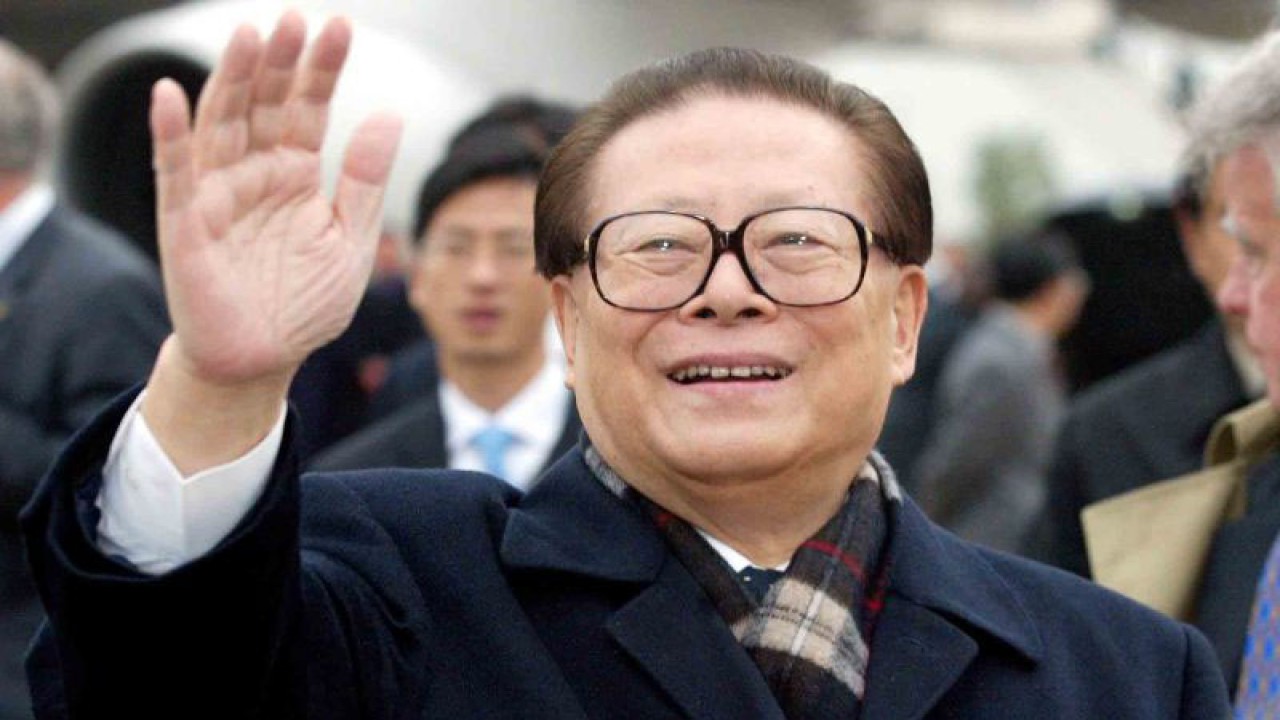 FOTO ARSIP: Presiden China Jiang Zemin melambaikan tangan ke arah warga sebelum bertolak ke Houston dari Bandara Internasional O'Hare, Chicago, Illinois, Amerika Serikat, 23 Oktober 2002. Presiden China Jiang Zemin (1993-2003) meninggal dunia Rabu (30/11/2022) sekira pukul 12.13 waktu setempat di Shanghai akibat leukimia dan kegagalan multi-organ tubuh dalam usia 96 tahun. ANTARA FOTO/Scott Olson/Pool via REUTERS//Foto Arsip/wsj.