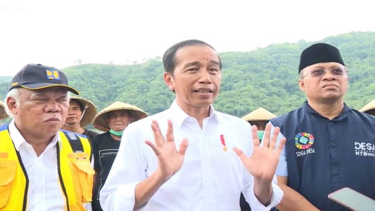 Tangkapan layar Presiden RI Joko Widodo (tengah) memberi keterangan seusai meresmikan Bendungan Beringin Sila di Kabupaten Sumbawa, Nusa Tenggara Barat, Kamis (29/12/2022). (ANTARA/Gilang Galiartha)