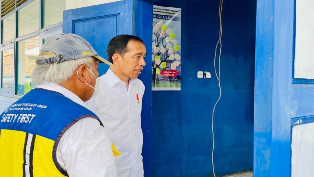 Presiden Joko Widodo meninjau SMP Negeri 1 Warungkondang, Kabupaten Cianjur, Jawa Barat, Senin (5/12/2022). (ANTARA/HO-Biro Pers Sekretariat Presiden)