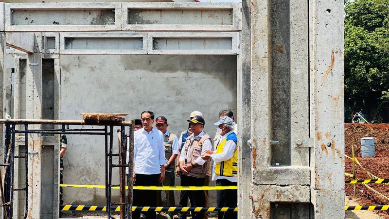 Presiden Joko Widodo meninjau pembangunan rumah tahan gempa di Desa Sirnagalih, Kecamatan Cilaku, Kabupaten Cianjur, Jawa Barat, Senin (5/12/2022). (ANTARA/HO-Biro Pers Sekretariat Presiden)