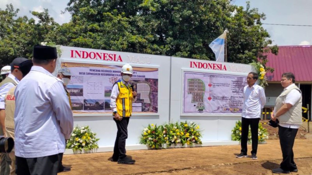 Presiden Joko Widodo mengunjungi lahan relokasi di Desa Sirnagalih, Kecamatan Cilaku, Kabupaten Cianjur, Jawa Barat, yang akan dibangun 200 unit rumah bagi warga yang akan relokasi dari sejumlah desa di Kecamatan Cugenang, Senin (5/12/2022). (FOTO ANTARA/Ahmad Fikri).