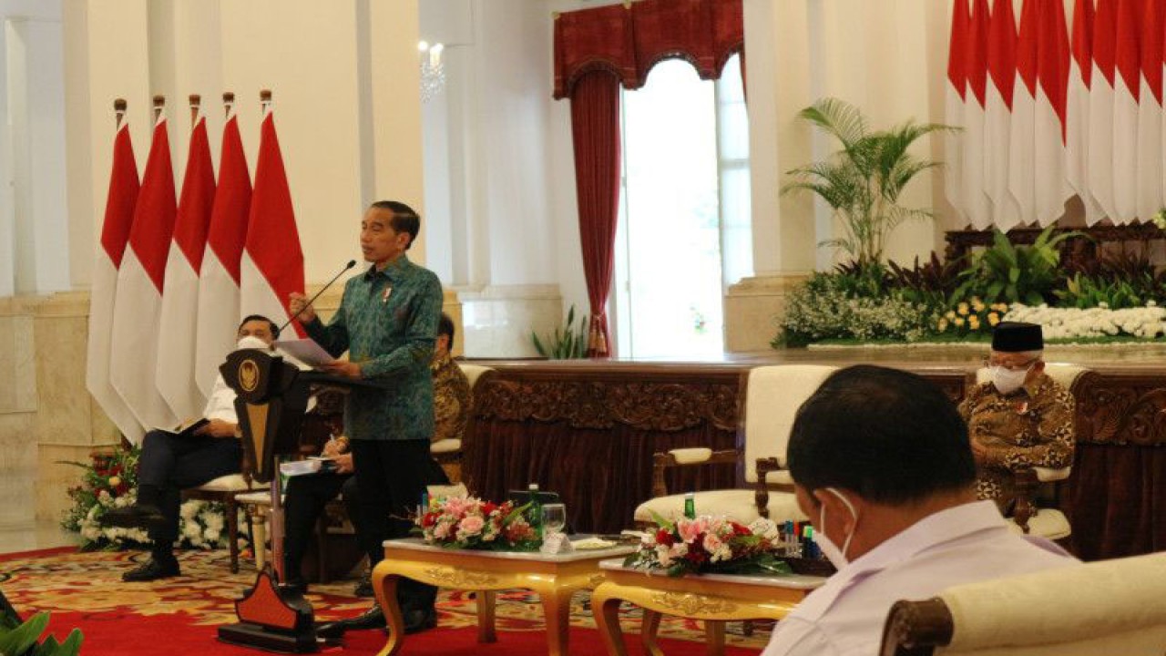 Presiden Joko Widodo memimpin sidang paripura yang dihadiri Wakil Presiden Ma'ruf Amin, para menteri Kabinet Indonesia Maju dan sejumlah kepala lembaga tinggi negara di Istana Negara Jakarta pada Selasa (6/12/2022). (ANTARA/Desca Lidya Natalia)