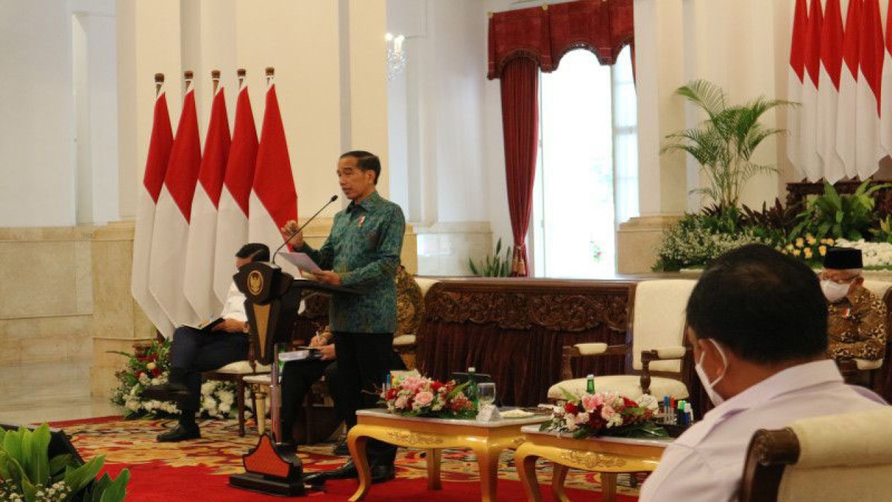 Presiden Joko Widodo memimpin sidang paripura yang dihadiri Wakil Presiden Ma'ruf Amin, para menteri Kabinet Indonesia Maju dan sejumlah kepala lembaga tinggi negara di Istana Negara Jakarta pada Selasa (6/12/2022). (ANTARA/Desca Lidya Natalia)