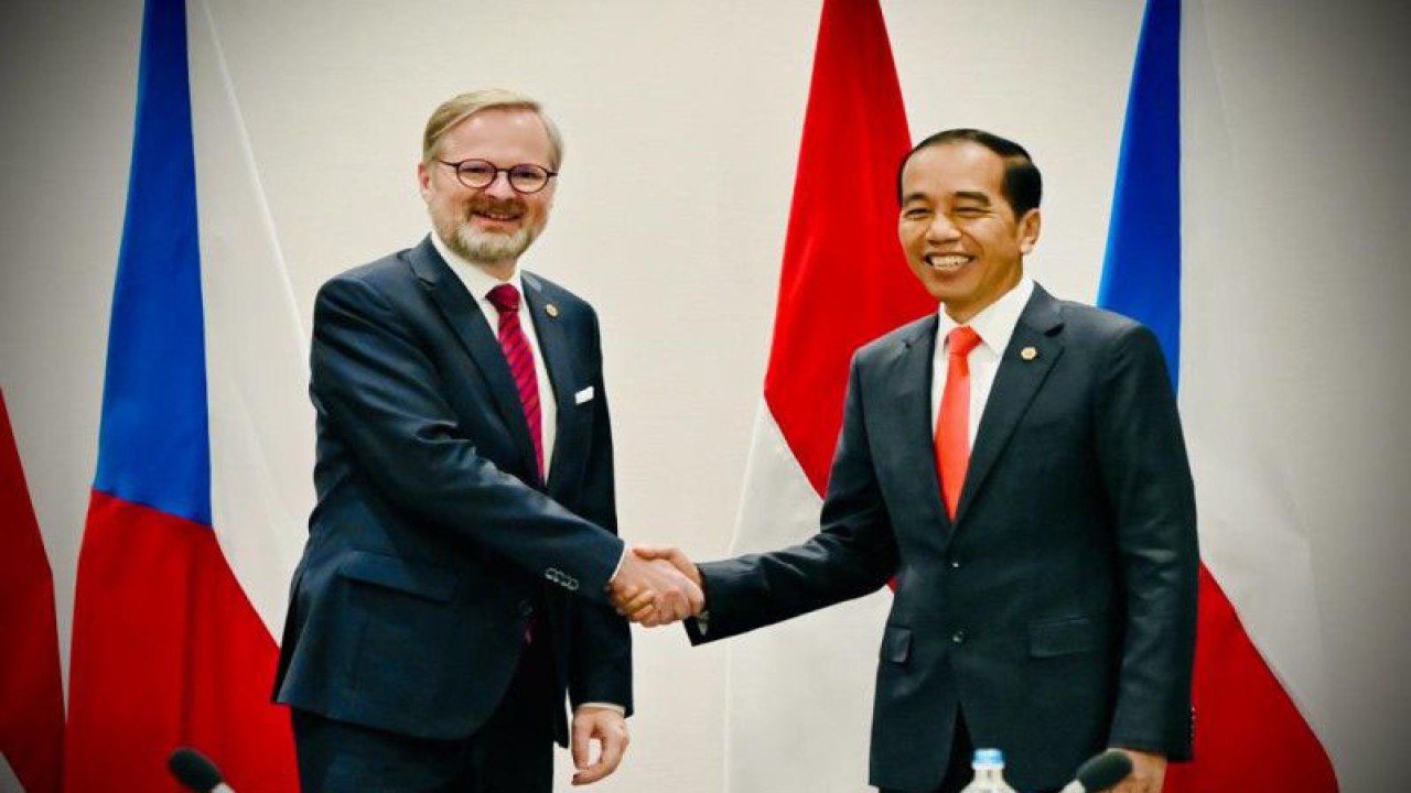 Presiden Joko Widodo melakukan pertemuan bilateral dengan Perdana Menteri Republik Ceko Petr Fiala di Hotel Steigenberger Wiltcher’s di Brussels, Belgia pada Rabu (14/12/2022). (ANTARA/Laily Rachev - Biro Pers Sekretariat Presiden)