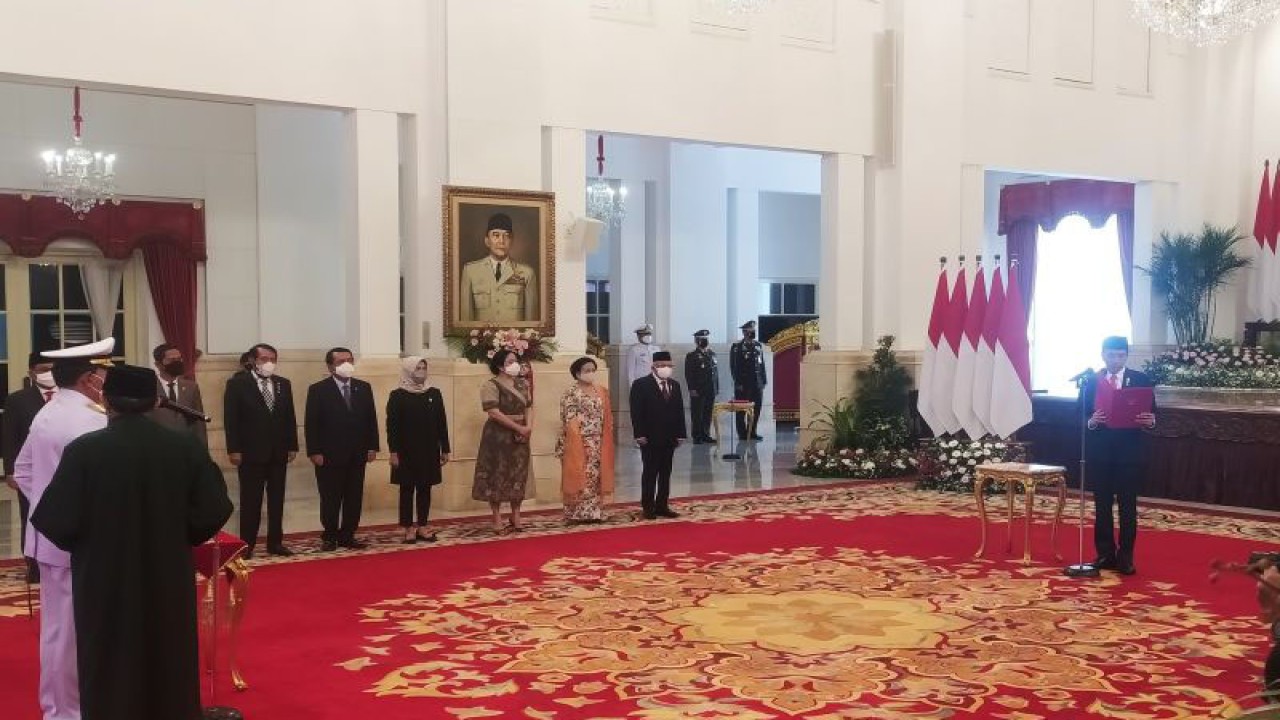 Presiden Joko Widodo melantik Laksamana TNI Yudo Margono sebagai Panglima TNI di Istana Negara, Jakarta, Senin (19/12/2022). (ANTARA/Indra Arief Pribadi)