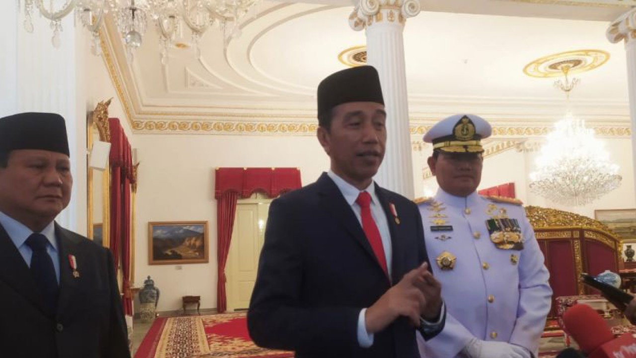 Presiden Joko Widodo berbicara kepada wartawan didampingi Panglima TNI Laksamana Yudo Margono dan Menteri Pertahanan Prabowo Subianto di Istana Negara Jakarta, Senin (19/12/2022). (ANTARA/Indra Arief Pribadi)
