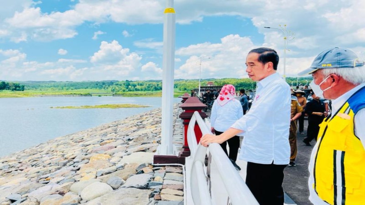 Presiden Joko Widodo meninjau Bendungan Semantok di Kabupaten Nganjuk, Jawa Timur, Selasa (20/12/2022). Selain berfungsi sebagai sarana irigasi, bendungan tersebut dapat mereduksi banjir hingga 63 persen. (ANTARA/ HO- Biro Pers Sekretariat Presiden)