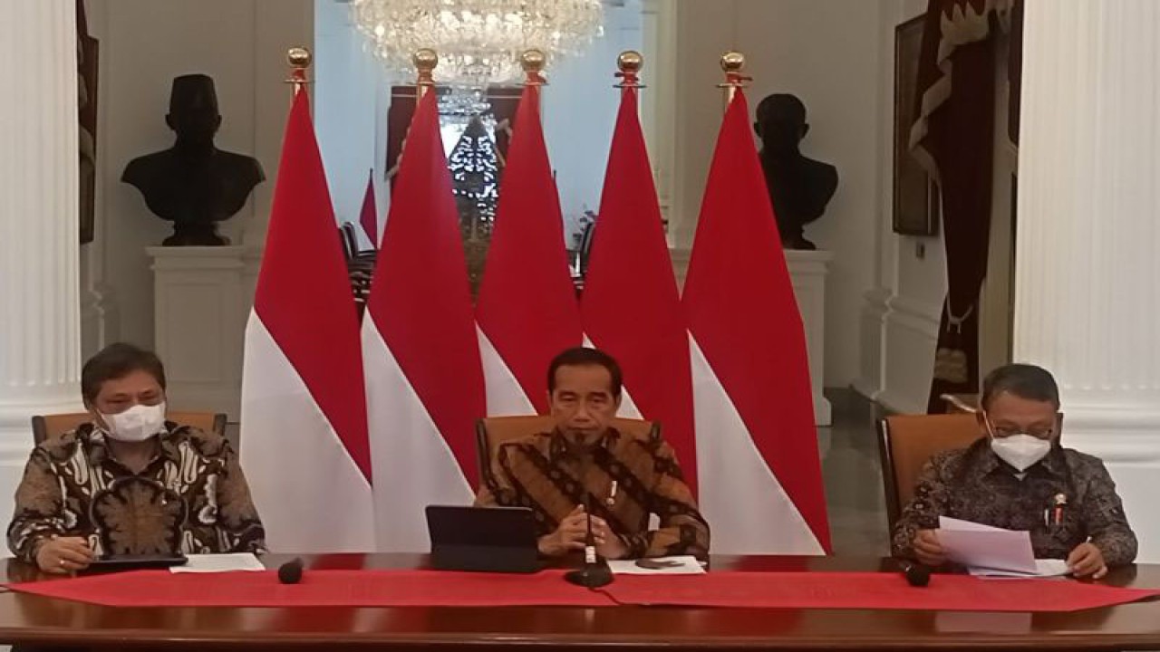 Presiden Joko Widodo mengumumkan keputusan pemerintah untuk menghentikan ekspor biji bauksit mulai Juni 2023, di Istana Merdeka, Jakarta, Rabu (21/12/2022). ANTARA/Rangga Pandu Asmara Jingga.