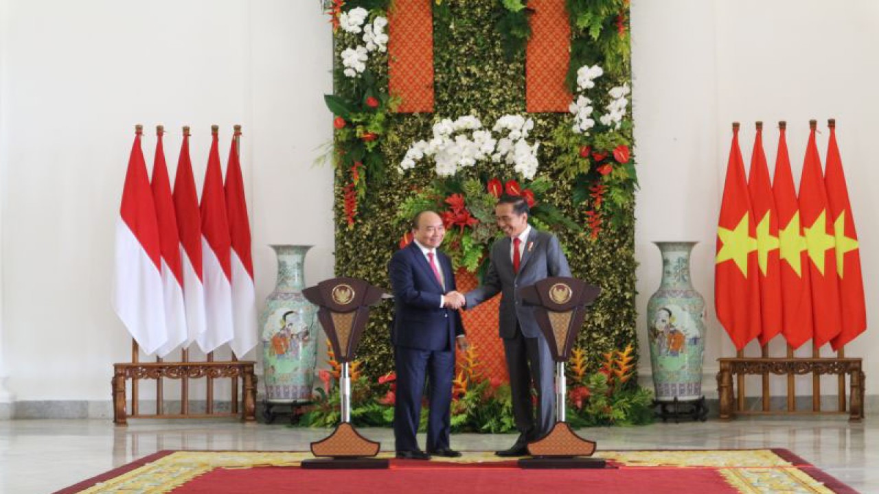 Presiden Joko Widodo bersamalam dengan Presiden Republik Sosialis Vietnam Nguyễn Xuân Phúc usai menyampaikan pernyataan pers bersama di Istana Kepresidenan Bogor pada Kamis (22/12/2022). (ANTARA/Desca Lidya Natalia)