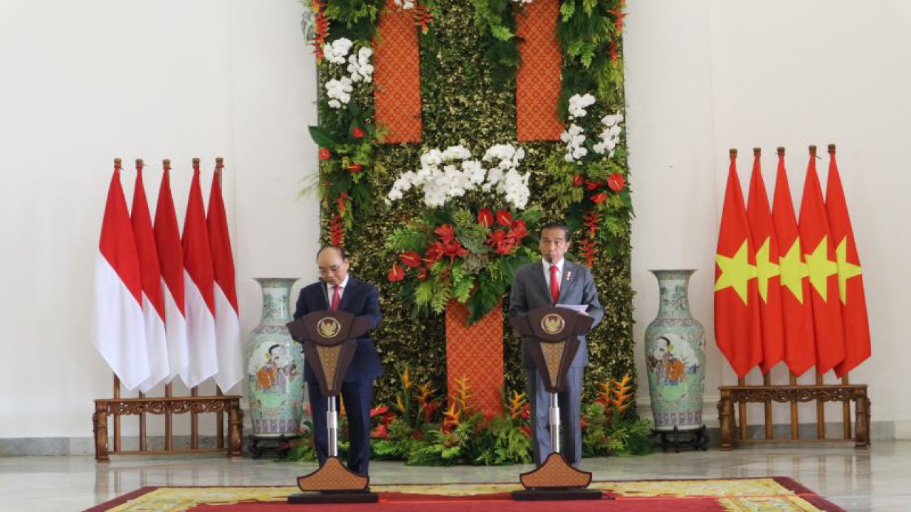 Presiden Joko Widodo menyampaikan pernyataan pers bersama dengan Presiden Republik Sosialis Vietnam Nguyễn Xuân Phúc di Istana Kepresidenan Bogor pada Kamis (22/12/2022). (ANTARA/Desca Lidya Natalia)