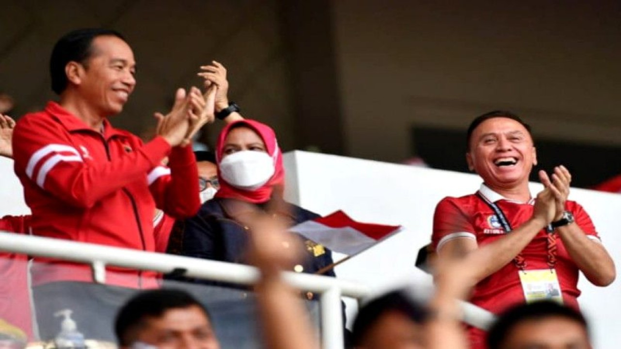 Presiden Joko Widodo (kiri) bersama ibu dan Ketua Umum PSSI Mochamad Iriawan (kanan) bertepuk saat melihat laga Timnas Indonesia melawan Kamboja pada Piala AFF di Stadion Utama Gelora Bung Karno, Senayan, Jakarta, Jumat (23/12/2022). ANTARA/HO-PSSI