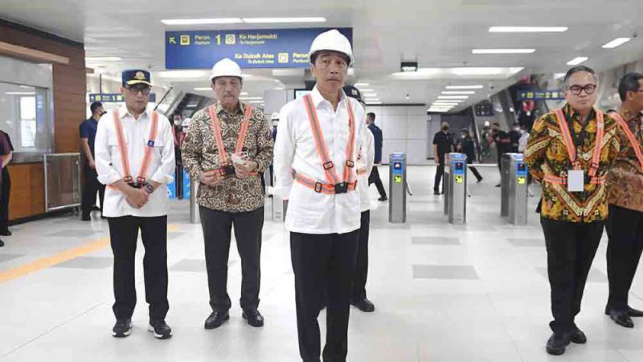 Presiden Joko Widodo (ketiga kiri) didampingi Menko Kemaritiman dan Investasi Luhut Binsar Pandjaitan (kedua kiri) dan Menteri Perhubungan Budi Karya Sumadi (kiri) berjalan di area stasiun usai menumpang kereta Light Rail Transit (LRT) dari Stasiun Harjamukti di Stasiun Taman Mini Indonesia Indah, Jakarta, Senin (26/12/2022). Presiden berharap proyek LRT Jabodebek yang perkembangannya telah mencapai 85 persen itu bisa beroperasi dan digunakan masyarakat pada Juli 2023. ANTARA FOTO/Hafidz Mubarak A/rwa.