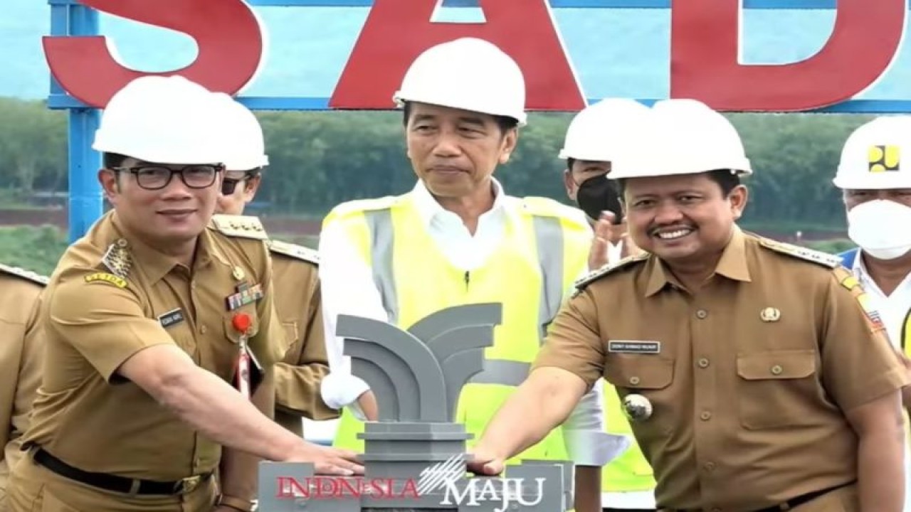 Tangkapan layar - Presiden Joko Widodo (tengah) bersama Gubernur Jawa Barat Ridwan Kamil (kiri) dan Bupati Sumedang Donny Ahmad Munir menekan tombol sirine menandai peresmian Bendungan Sadawarna di Kabupaten Sumedang, Jawa Barat, Selasa (27/12/2022). (FOTO ANTARA/Gilang Galiartha)